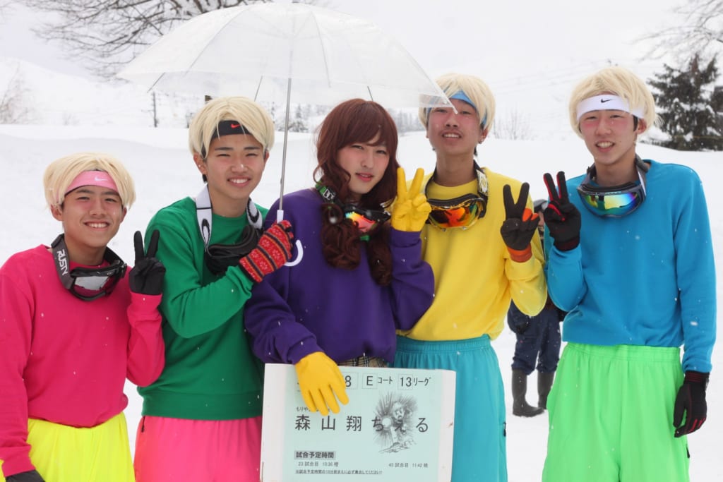Estrafalarios vestidos en la La pelea internacional de bolas de nieve de Koide en Niigata, Japón
