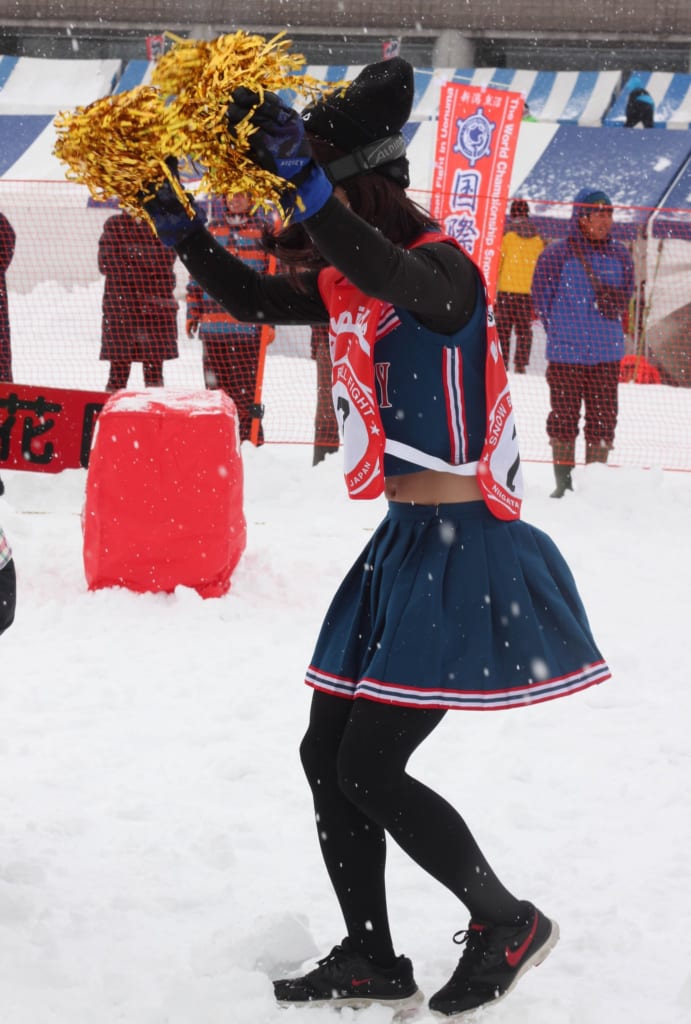 Estrafalarios vestidos en la La pelea internacional de bolas de nieve de Koide en Niigata, Japón