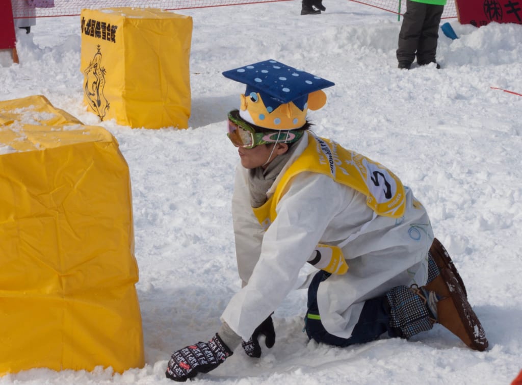 Estrafalarios vestidos en la La pelea internacional de bolas de nieve de Koide en Niigata, Japón