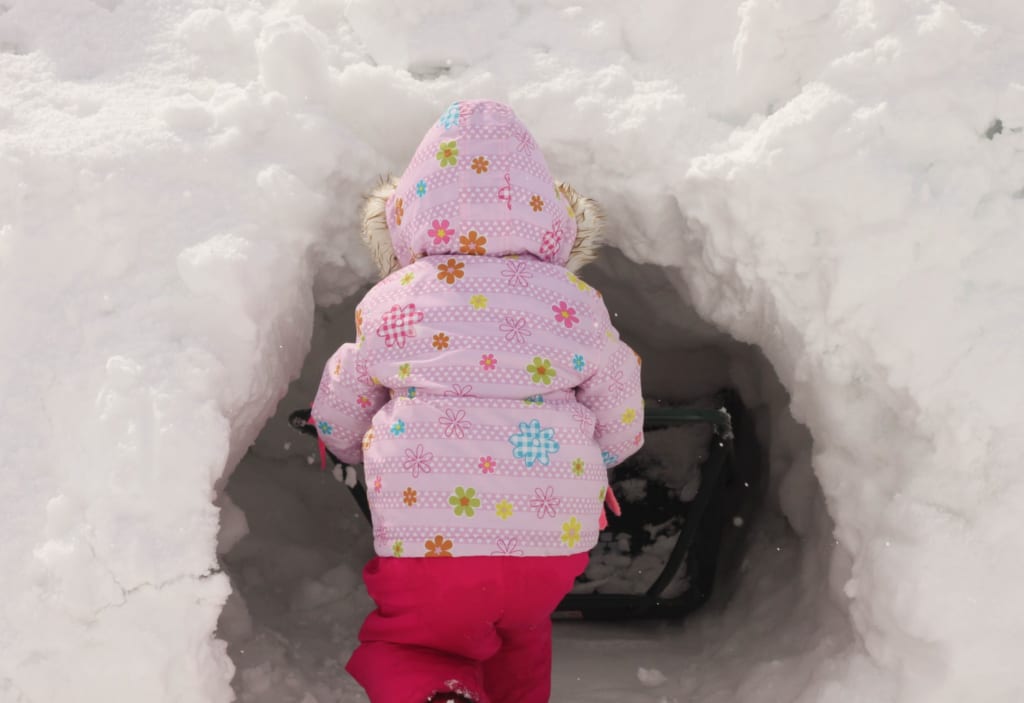 Niños disfrutando en la pelea internacional de bolas de nieve de Koide en Niigata, Japón
