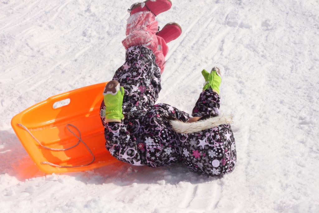 Niños disfrutando en la pelea internacional de bolas de nieve de Koide en Niigata, Japón