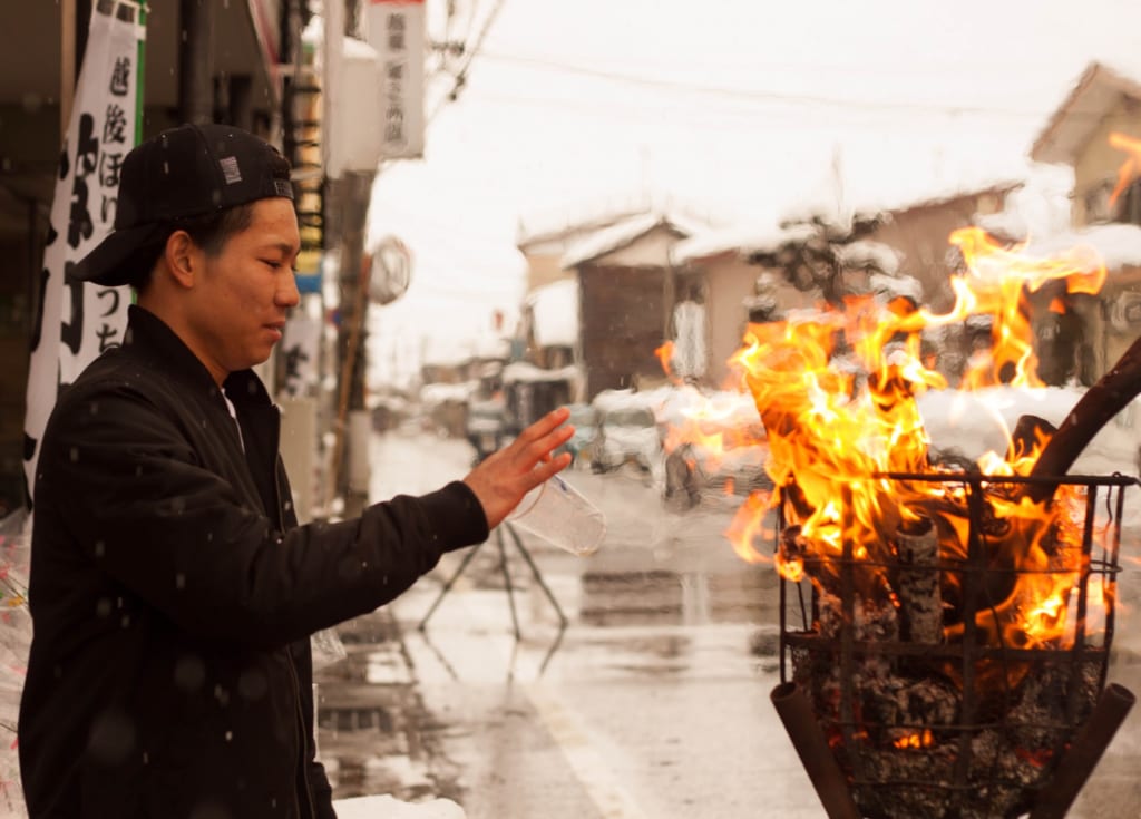 El frío extremo en el Secchu Hanamizuiwai Festival, Uonuma, Japón