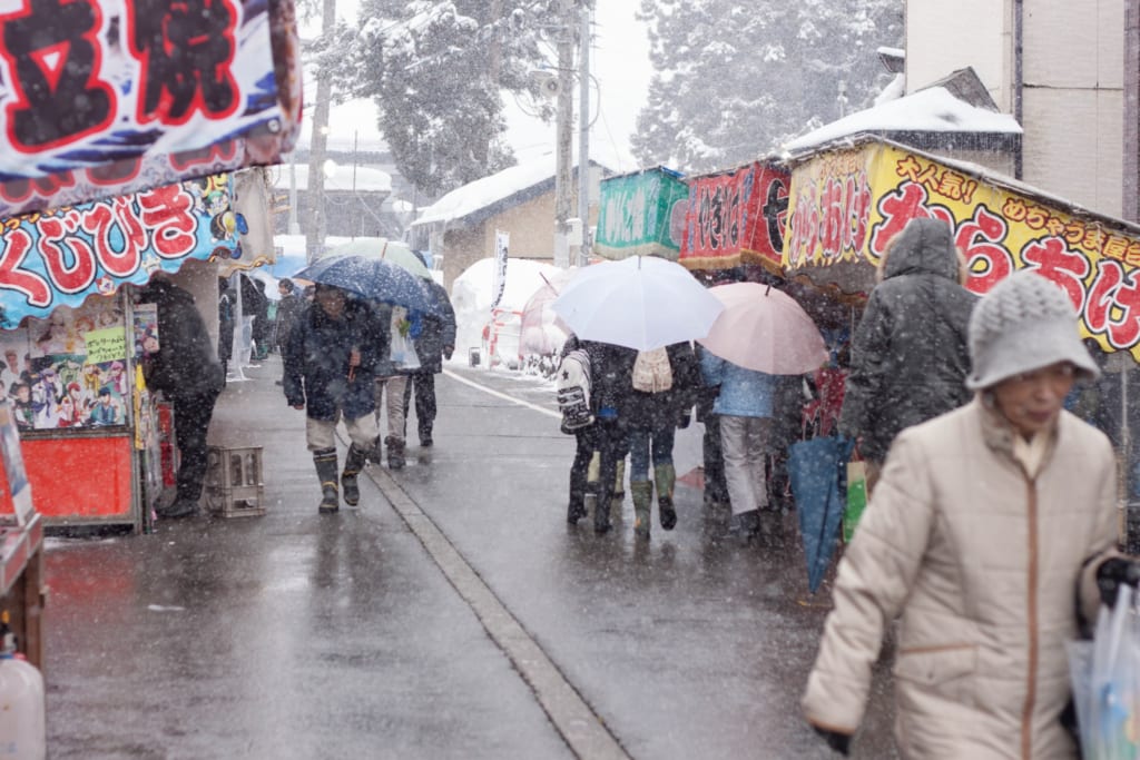 Tiendas en Secchu Hanamizuiwai Festival, Uonuma, Japón