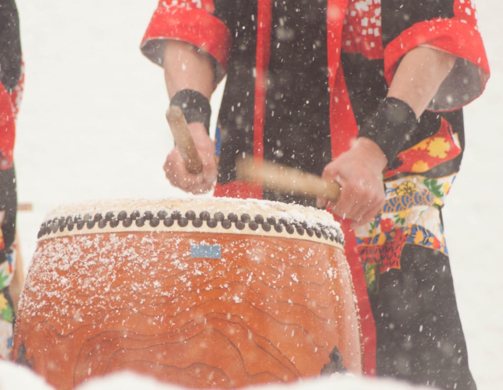 Actuaciones de taiko en el Secchu Hanamizuiwai Festival, Uonuma, Japón