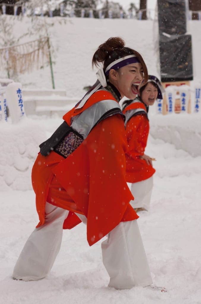 Yosakoi en el Secchu Hanamizuiwai Festival, Uonuma, Japón