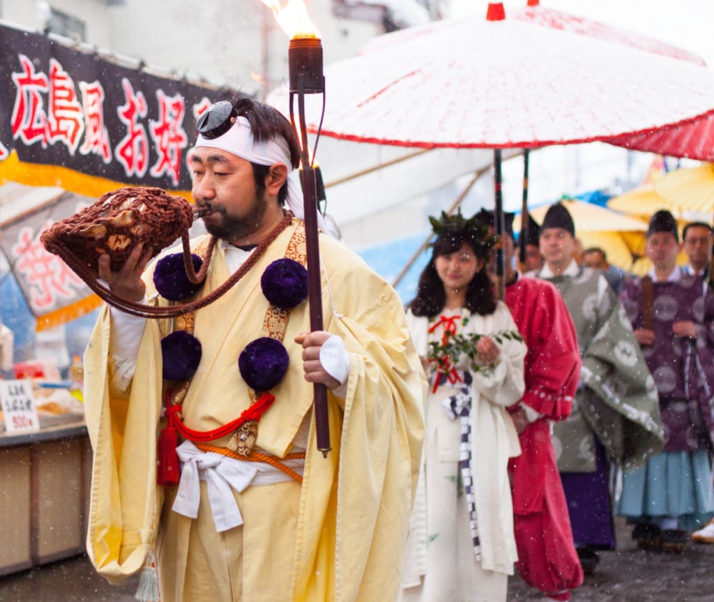 El desfile en el Secchu Hanamizuiwai Festival, Uonuma, Japón