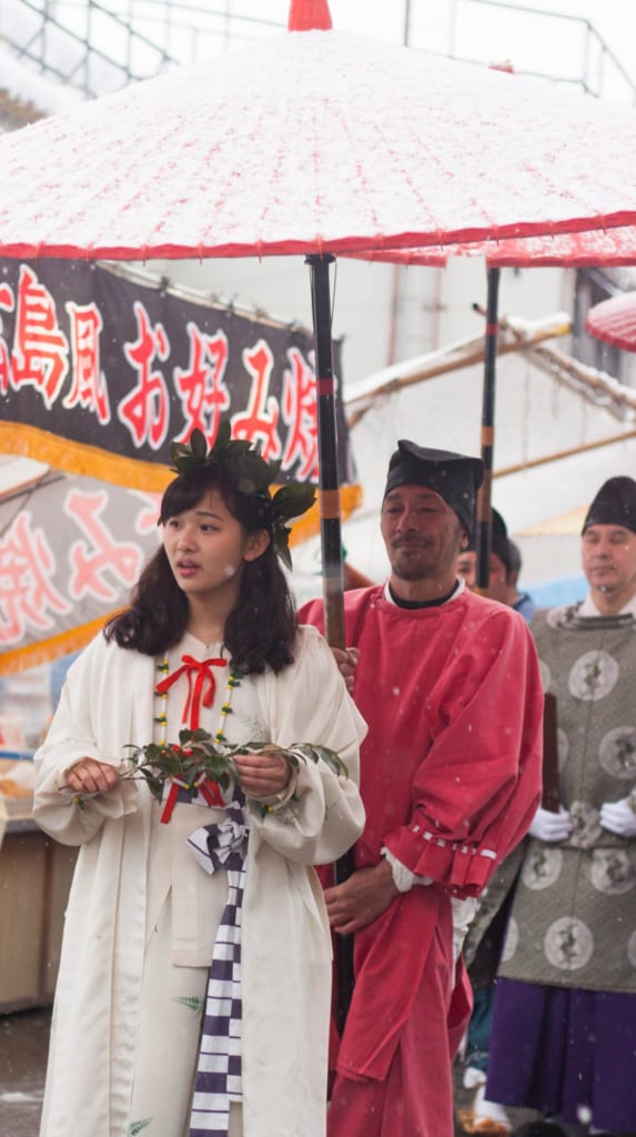 El desfile en el Secchu Hanamizuiwai Festival, Uonuma, Japón