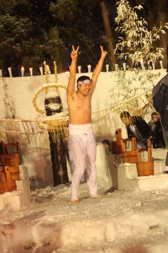 Ducha de agua en el desfile en el Secchu Hanamizuiwai Festival, Uonuma, Japón