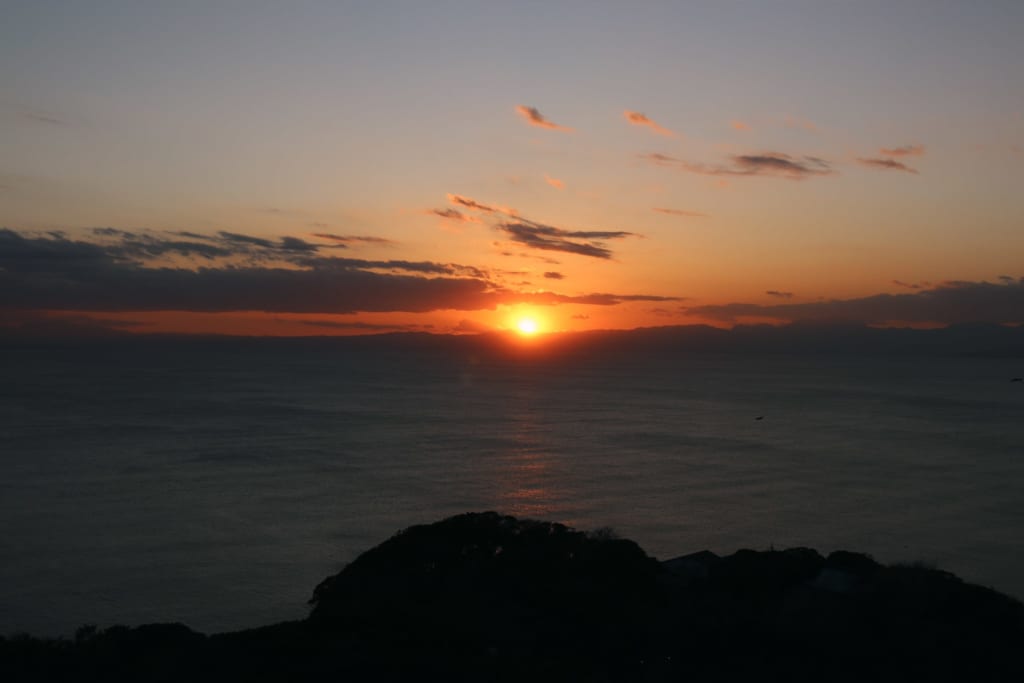 Puesta de sol desde el mirador en el Samuel Cocking Garden, Enoshima, Kanagawa, Japón