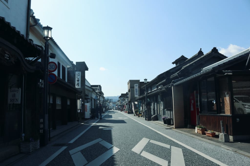 Una calle central de Mameda Town, Hita, Oita, Japón
