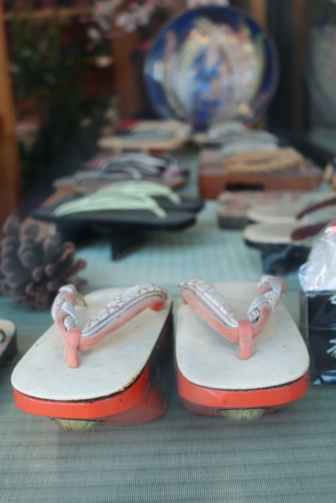 Tienda de zapatos tradicionales de Mameda Town, Hita, Oita, Japón