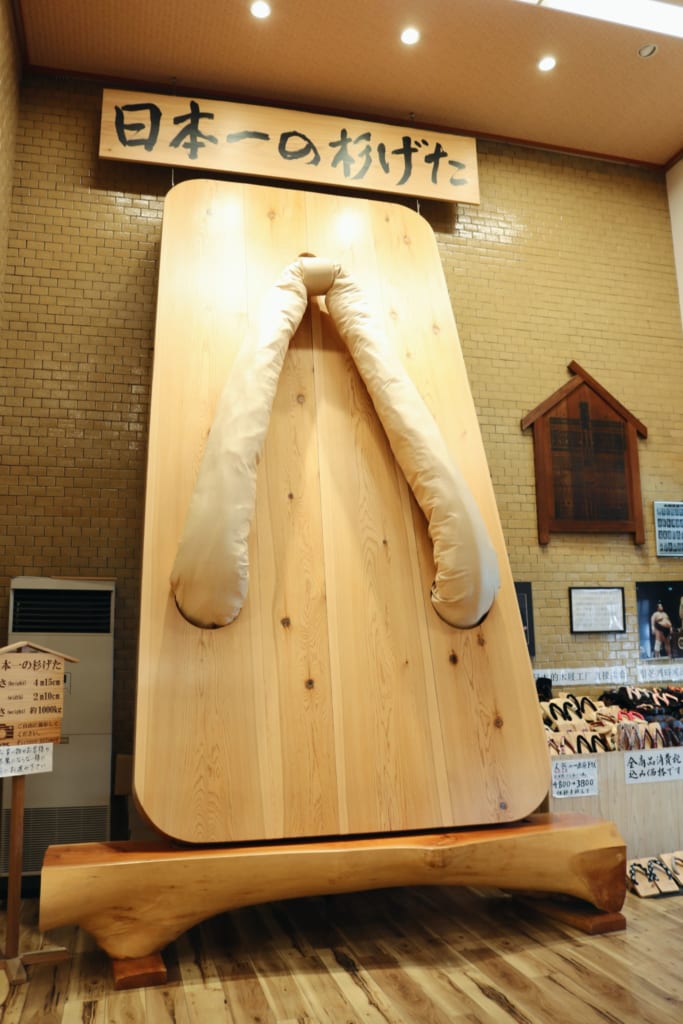 Tienda de zapatos tradicionales de Mameda Town, Hita, Oita, Japón