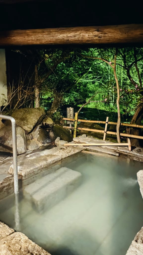 rotenburo del onsen con aguas termales Tensui