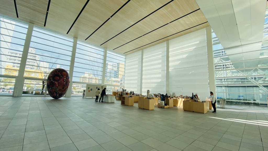 Pinturas en el museo moderno