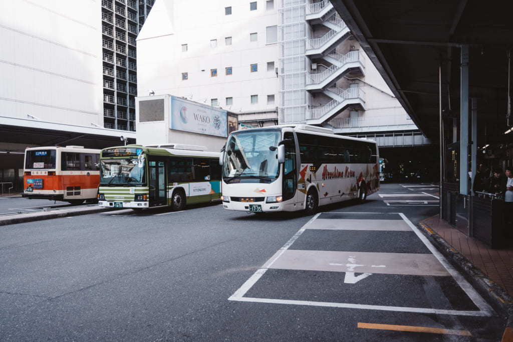 El lugar de las salidas y llegadas de los autobuses de la estación de autobuses de Hiroshima