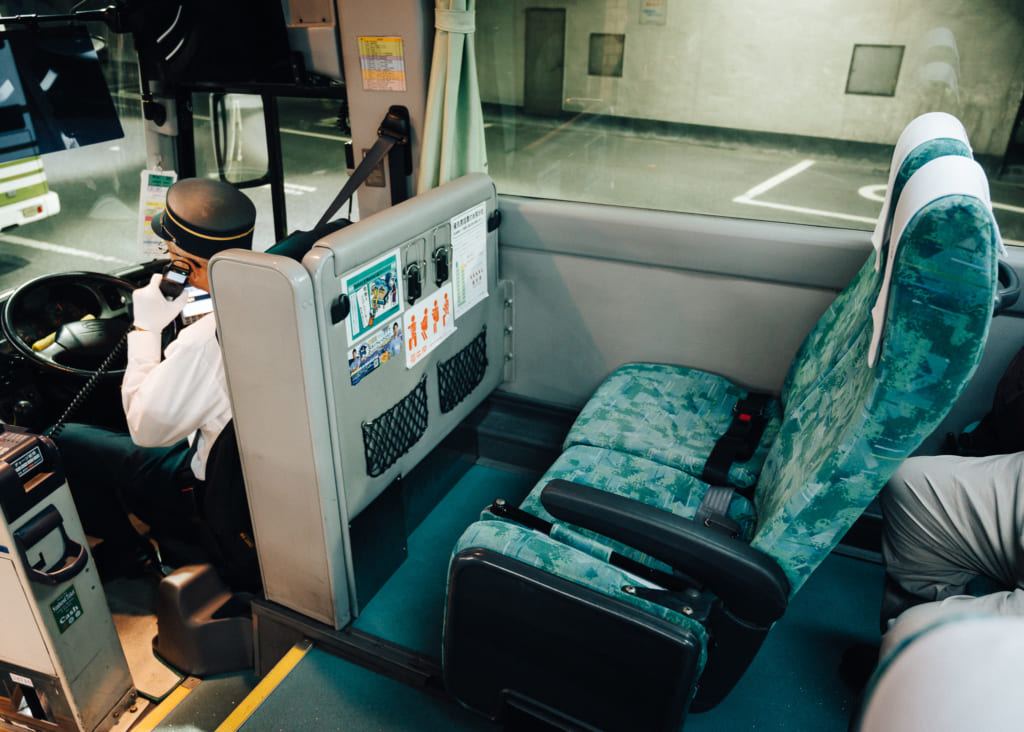 espacio en los asientos de los autobuses