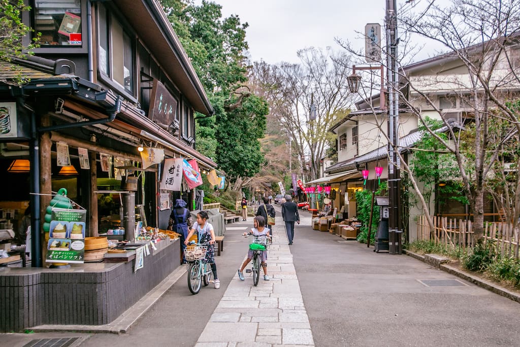 Calle con puestos tradicionales de Jindaiji