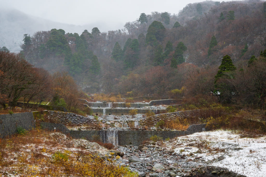 La nieve cae en el río en el Monte Daisen