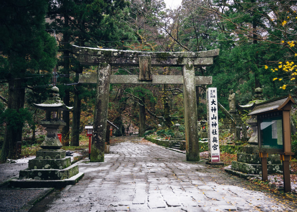 la nieve cae en el camino el torii de Daisenji