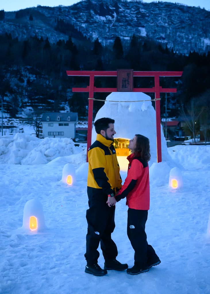 Hernán y Maria delante de un iglú en  Iiyama