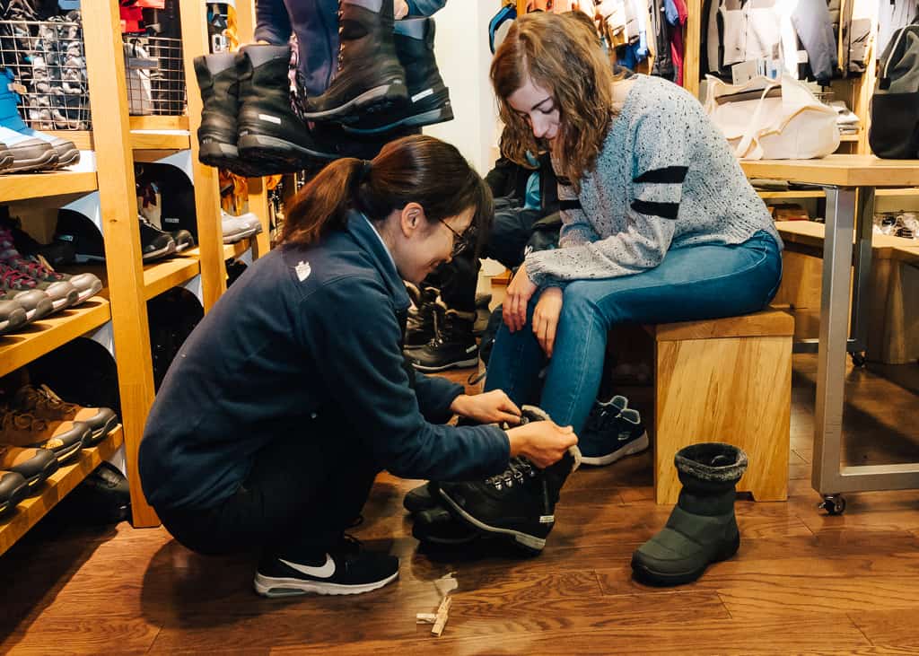 Maria probándose unas botas 