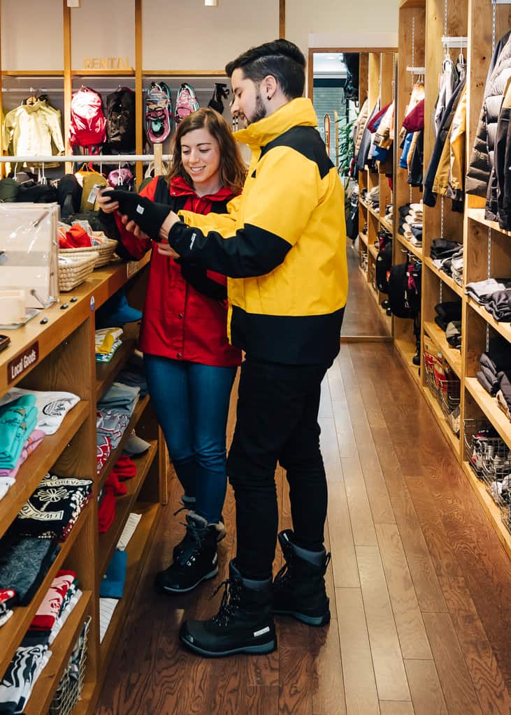 hernán y maria mirando los productos del servicio de alquiler