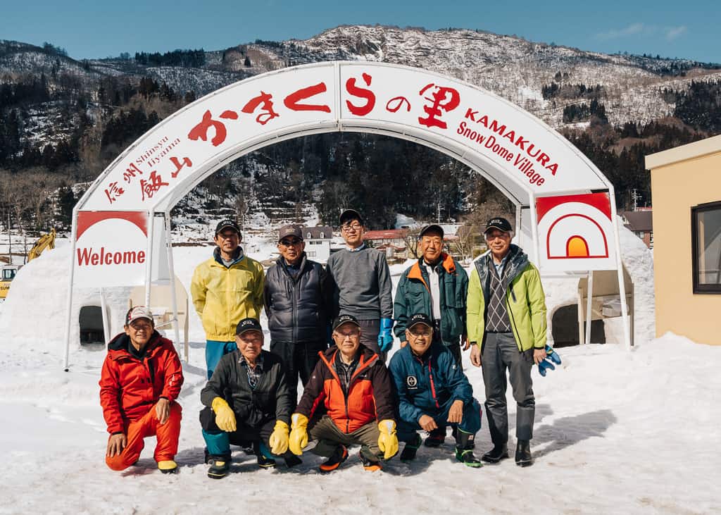 Los encargados de construir los iglúes del pueblo de Kamakura, en iiyama.