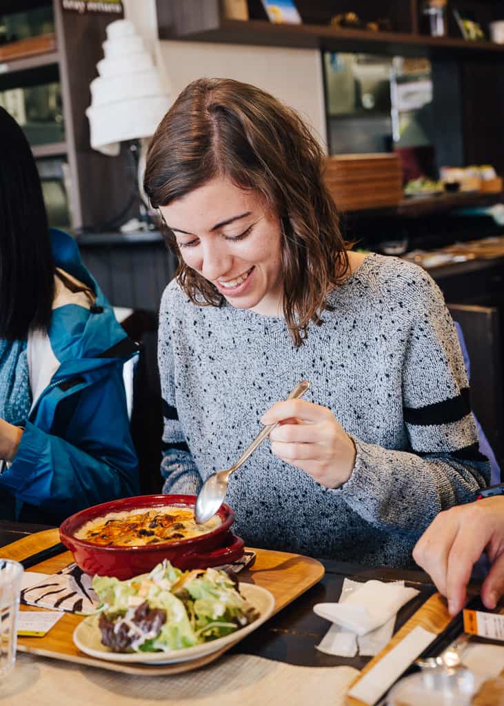 Comiendo la deliciosa comida del Michi no Eki japonés