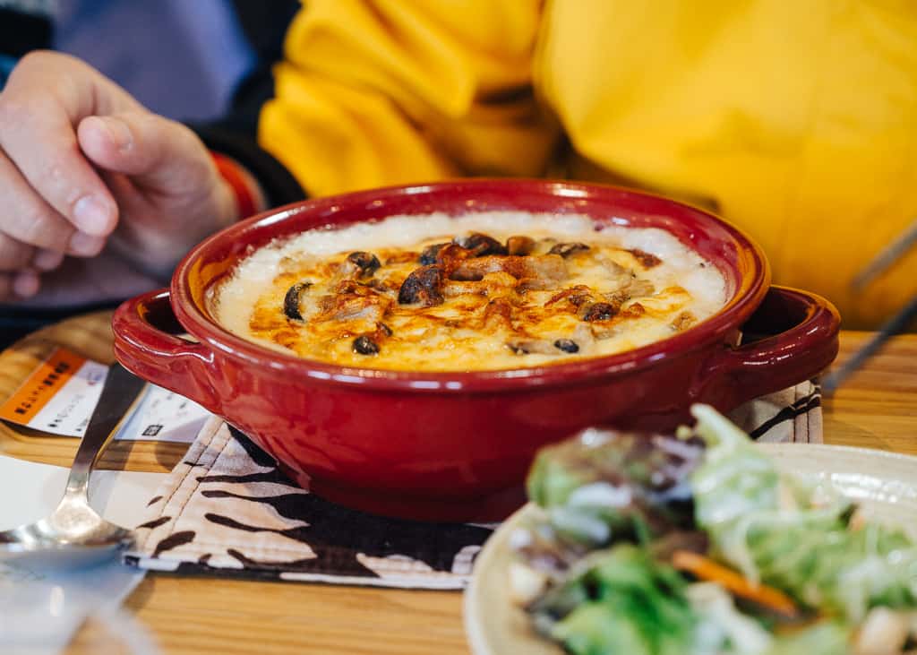 Detalle de la comida en el Michi no Eki japonés