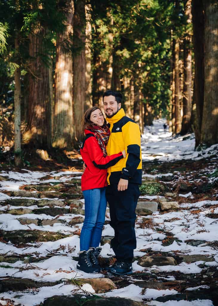 Maria y Hernán delante del Gran torii entre la nieve en la entrada del santuario Kosuge