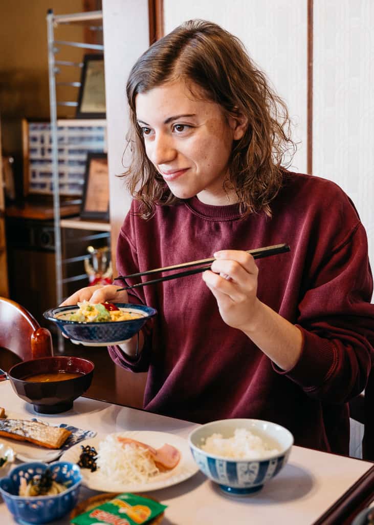 Maria comiendo su desayuno japonés