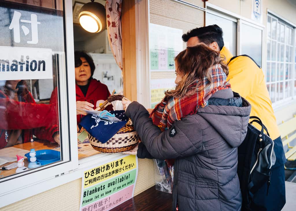 Recogiendo nuestra canasta para comer dentro de la aldea de Kamakura en Iiyama