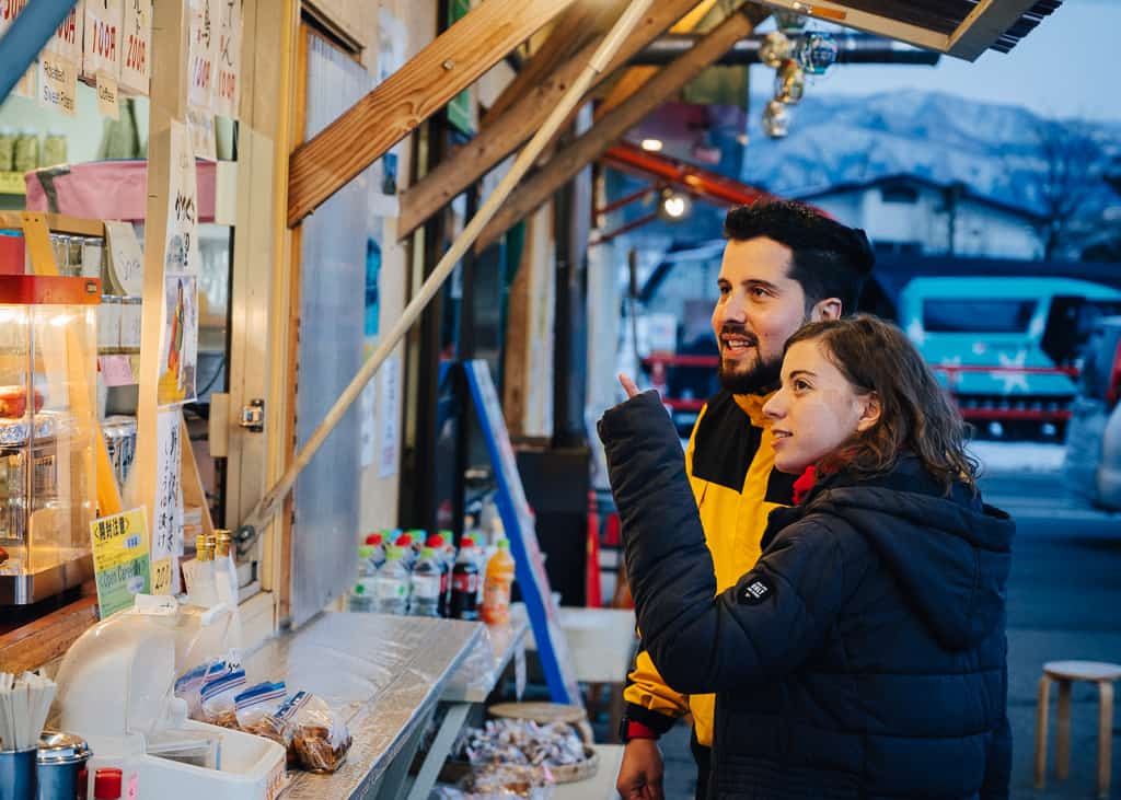 Mirando las tiendas que hay al lado de la ventana de recepción