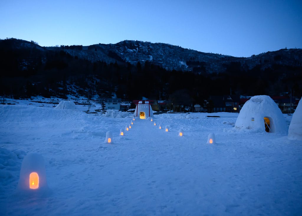 El camino de luces ámbar en la aldea de Kamakura