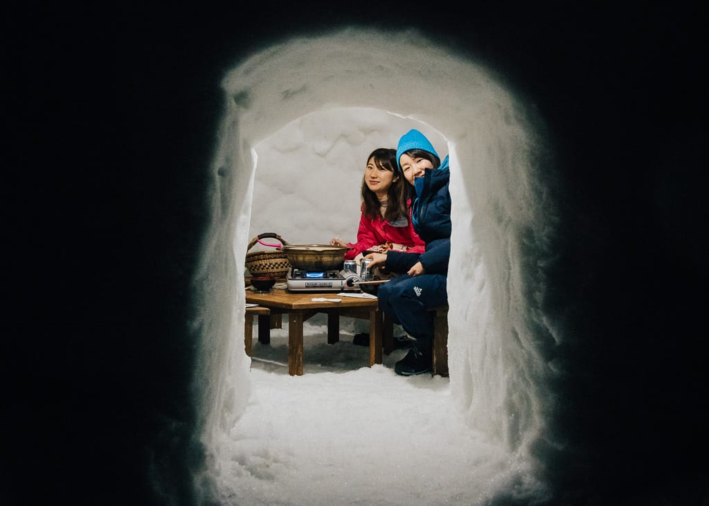 nuestras acompañantes dentro del iglú