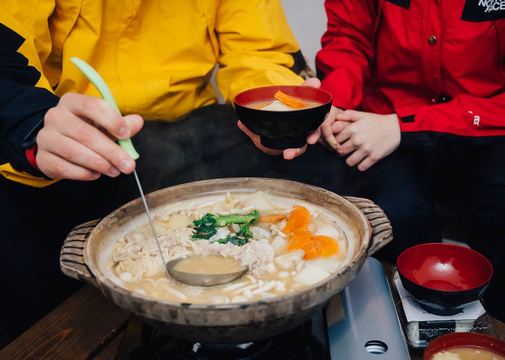 Detalle del caldo de nabe dentro del iglú