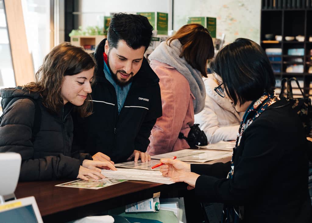 Maria y Hernán hablando con la encargada de la Oficina de Turismo de Iiyama