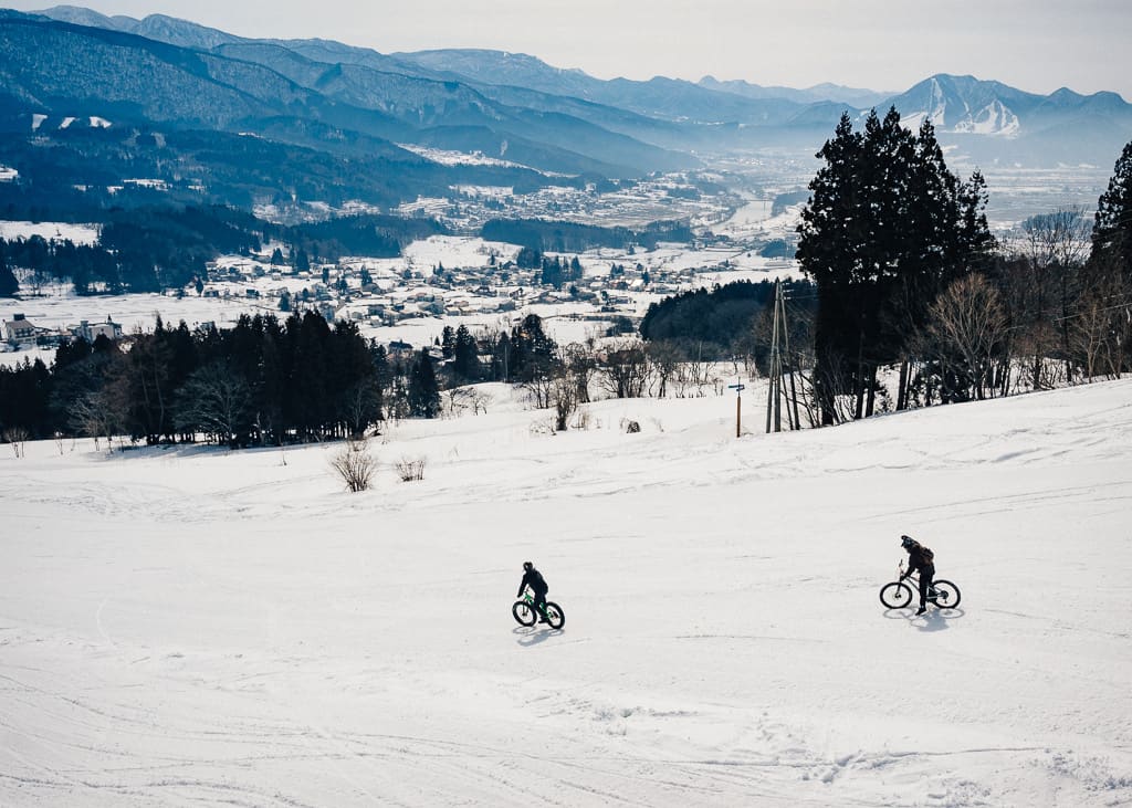 Paisaje haciendo snow cycling en Iiyama, Nagano, Japón