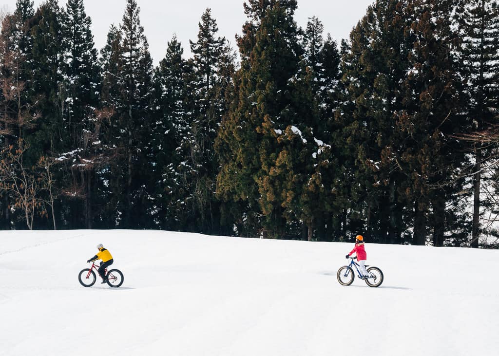 Paisaje haciendo snow cycling en Iiyama, Nagano, Japón