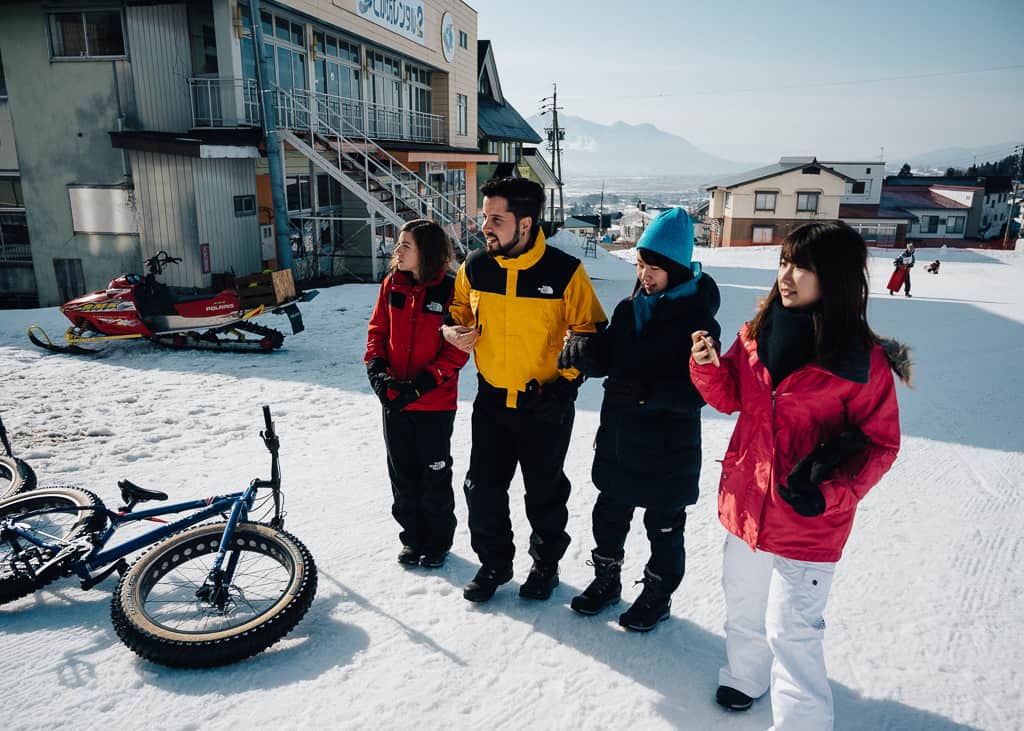 Probando las bicicletas en el pie de pista de Resort Togari Onsen