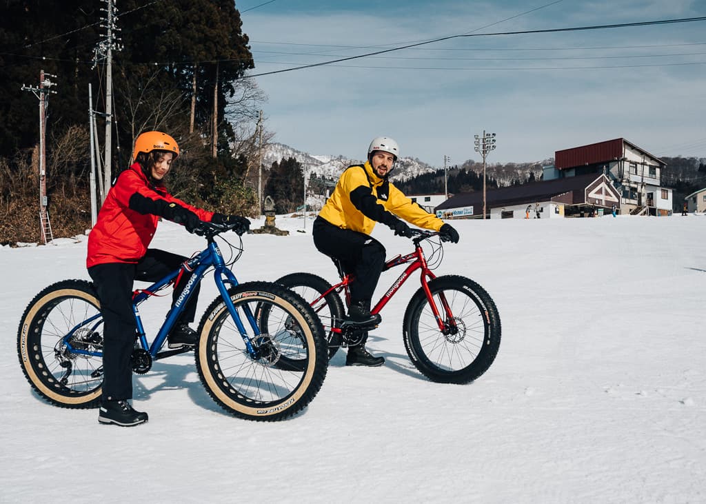 Probando las bicicletas en el pie de pista de Resort Togari Onsen