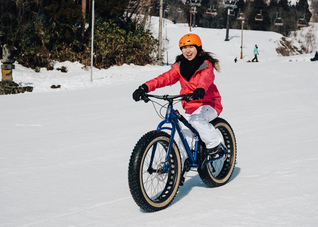 Probando las bicicletas en el pie de pista de Resort Togari Onsen