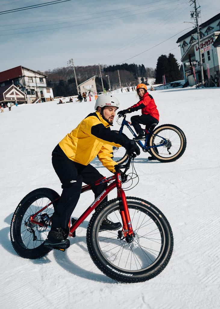 Probando las bicicletas en el pie de pista de Resort Togari Onsen