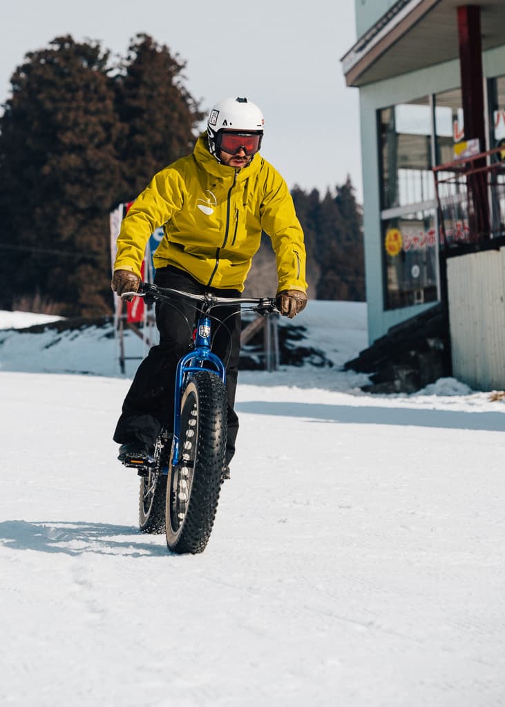 Probando las bicicletas en el pie de pista de Resort Togari Onsen