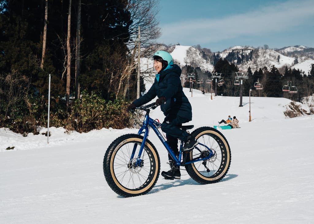 Bajando por el Togari onsen haciendo snow cycling