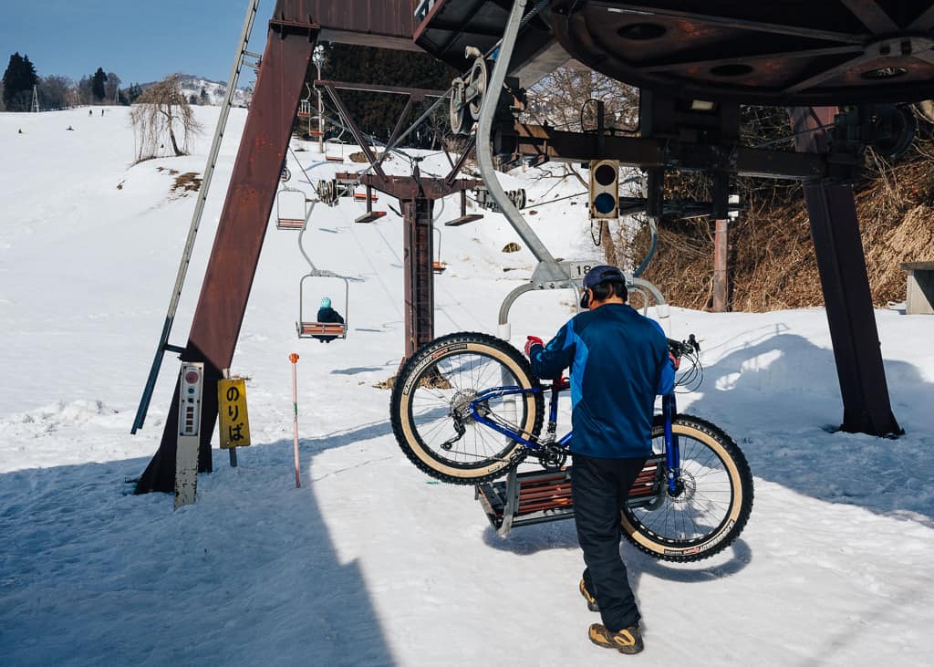 Subiendo la bici en el telesillas