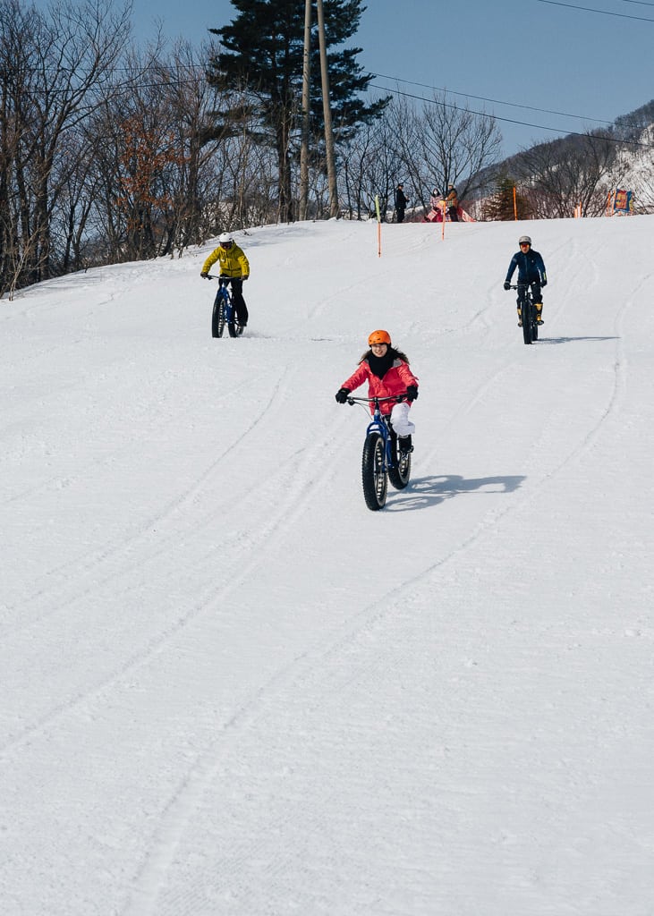 La primera parte de la bajada haciendo snow cycling