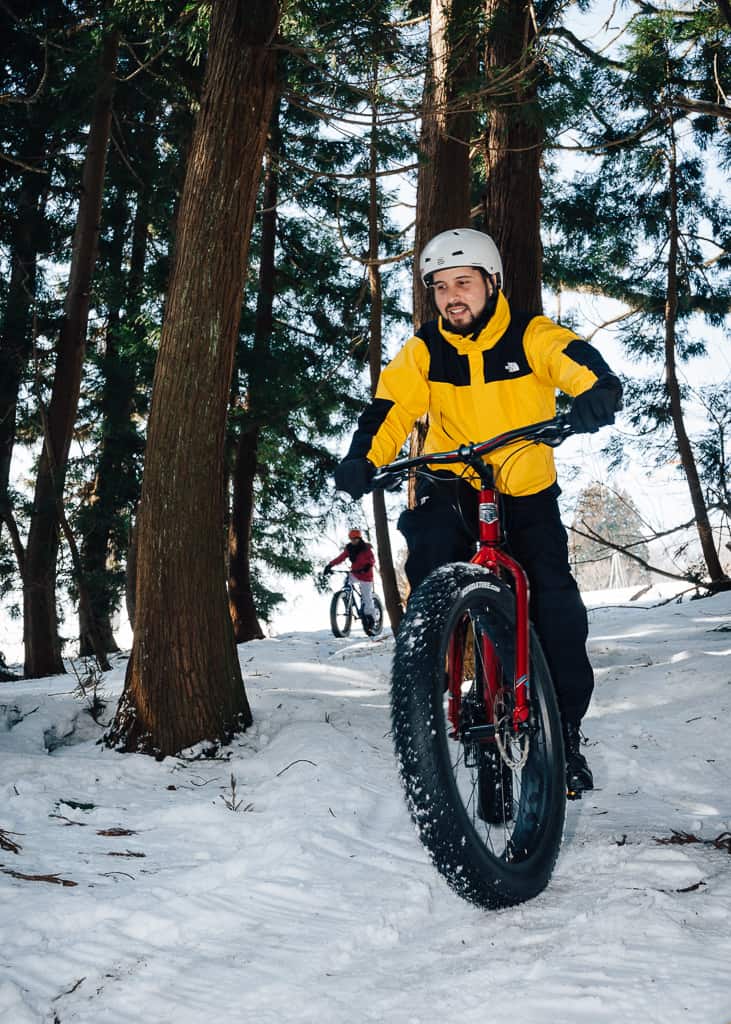 bajando la segunda ruta con la bici de nieve haciendo snow cycling