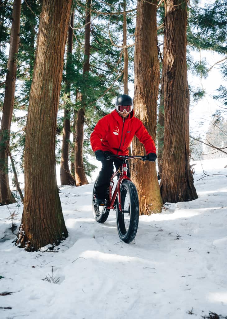 bajando la segunda ruta con la bici de nieve haciendo snow cycling