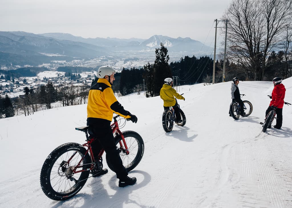 Siguiendo las instrucciones del instructor durante nuestra ruta de snow cycling